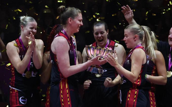 MVP Emma Meesseman neemt de trofee in ontvangst.