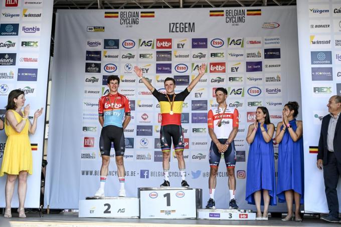 Ook Sportschepen Virginie Derumeaux (links) mocht de podiumceremonie mee begeleiden. De nieuwe Belgisch kampioe Remco Evenepoel wordt geflankeerd door lokale held Alec Segaert en Jasper Stuyven.