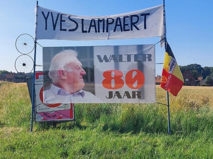 Walter Platteeuw woont langs de Ardooisestraat in Izegem en viert binnenkort zijn 80ste verjaardag. Enkele vrienden hadden hem vergast op een spandoek en supporterden ondertussen ook voor Yves Lampaert.