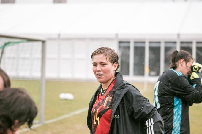 Lore Van Heesbeke met een brede glimlach na het behalen van de gouden medaille.