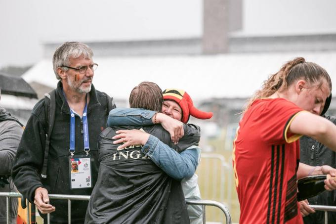 In de finale bleef het niet droog in Berlijn, na de match hield mama Marianne het ook niet droog toen ze Lore kon omhelzen.