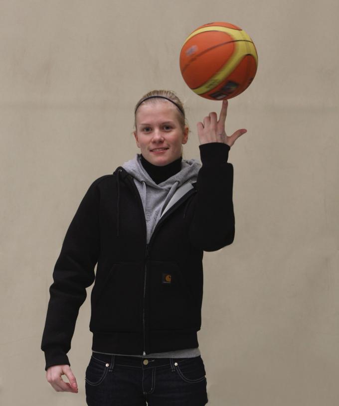 Poseren met een basketbal of niet: “Voetbal is mijn allergrootste passie”, stelt Vanloo in 2014