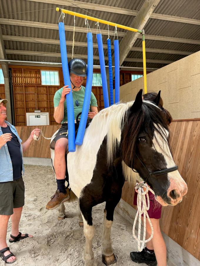 Peter tijdens zijn hippotherapie op woensdag. De therapie heeft als doel dat mensen met fysieke, psychische, motorische of sociale omgeving hun omgeving beter leren begrijpen, met het paard als partner.