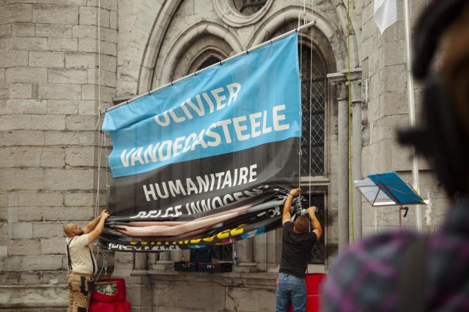 Het reusachtige spandoek voor de vrijlating van Vandecasteele werd symbolisch neergelaten.