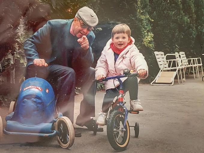 Een piepjonge Emma Meesseman met opa Willy.