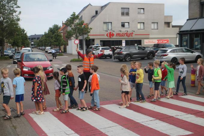 Alle kinderen van Gemeenteschool De Bever staken nog eens samen over om Christelle te huldigen.