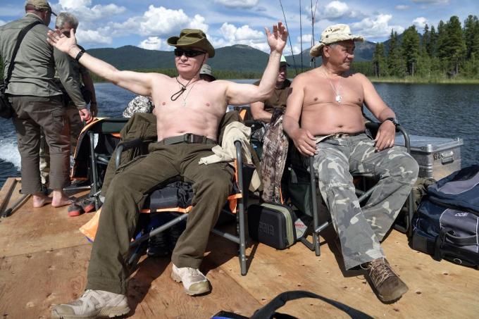 Vladimir Poetin en Sergej Sjojgoe tijdens een van de legendarische kampeertripjes in Toeva, in 2017.