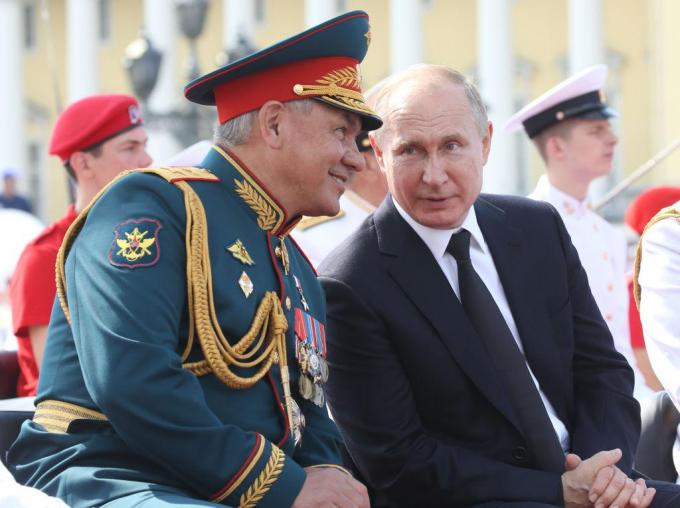 Vladmir Poetin en Sergej Sjojgoe tijdens de parade van de marine in Sint-Petersburg, in 2019.