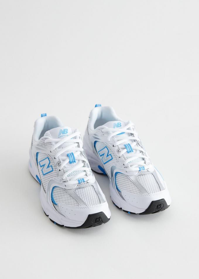 Witte sneakers met blauw accent