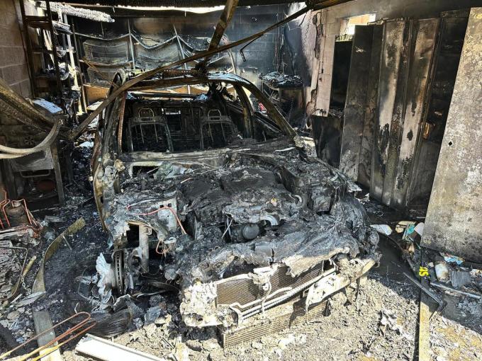 De garage, met Mercedes en volière, ging helemaal in vlammen op.