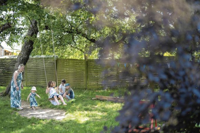 Chez Bibi Balançoire et tables de brasseur animent le jardin.