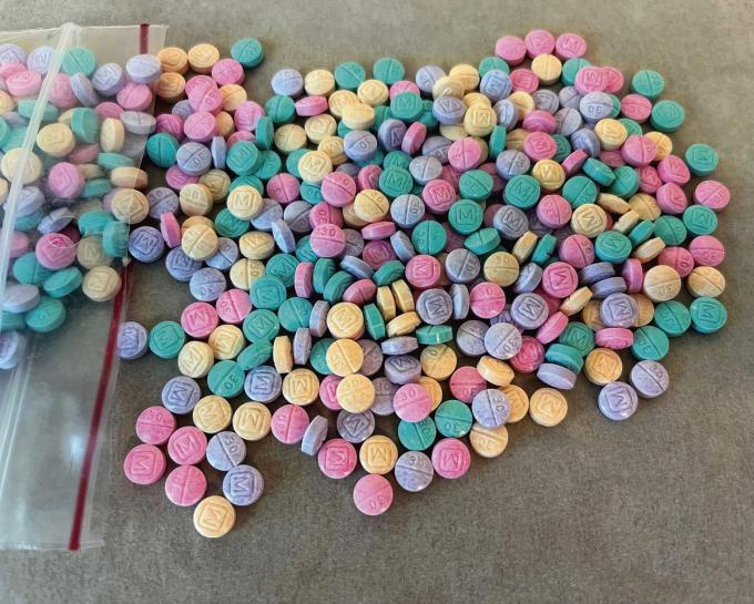 Pour étendre le marché aux écoles, les producteurs fabriquent des comprimés de «rainbow fentanyl», semblables à des bonbons.