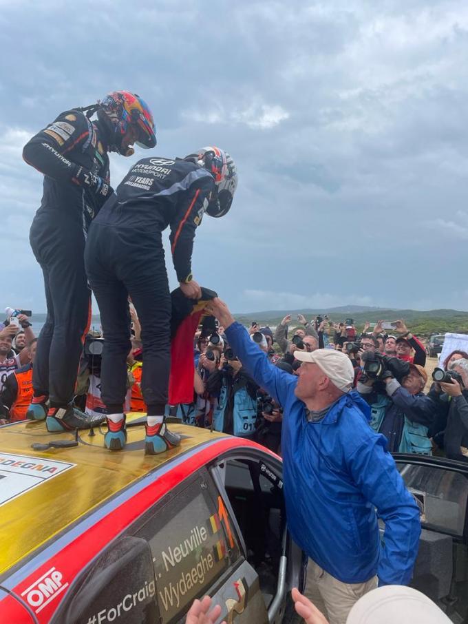 Thierry Neuville en Jeroen Wydaeghe wonnen recent de Rally van Sardinië en kregen van Wesley de Belgische vlag toegestopt om een feestje te bouwen vanop de wagen.