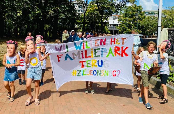 Jongeren hielden vorig jaar een protestactie om hun familiepark terug te krijgen op Theater aan Zee.