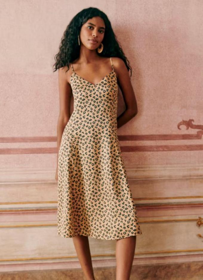 Vloeiende midi-jurk met leopard print en open rug 
