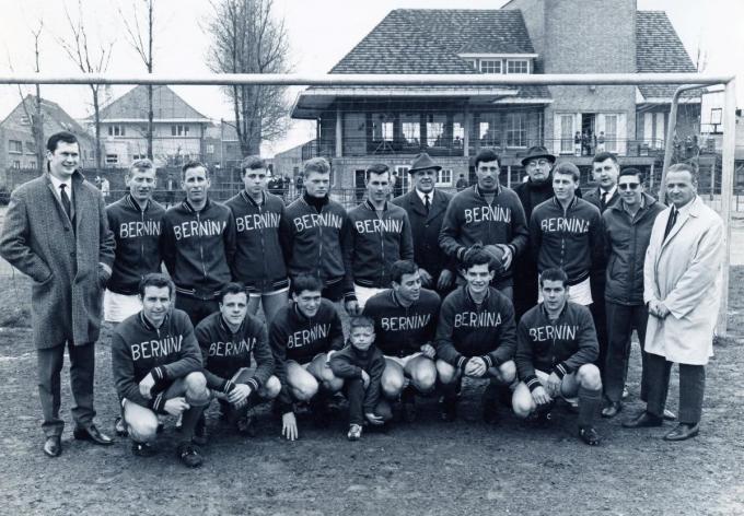 Hermes anno 1966-67: Eric Vandendriesshe, Eddy De Putter, Lionel Carpels, Yvan Pylyser, Johan Verburgh, Johan Verhaeghe, Frank Verstraete, Eddy Pylyser, pastoor Verhelle, Michel Pyck, Mario Declerck en Herman De Zutter bovenaan en Willy Helsmoortel, Herman Buffel, Marc Ducheyne, Luc Pylyser, René Maes en Willy Spegelaere onderaan.