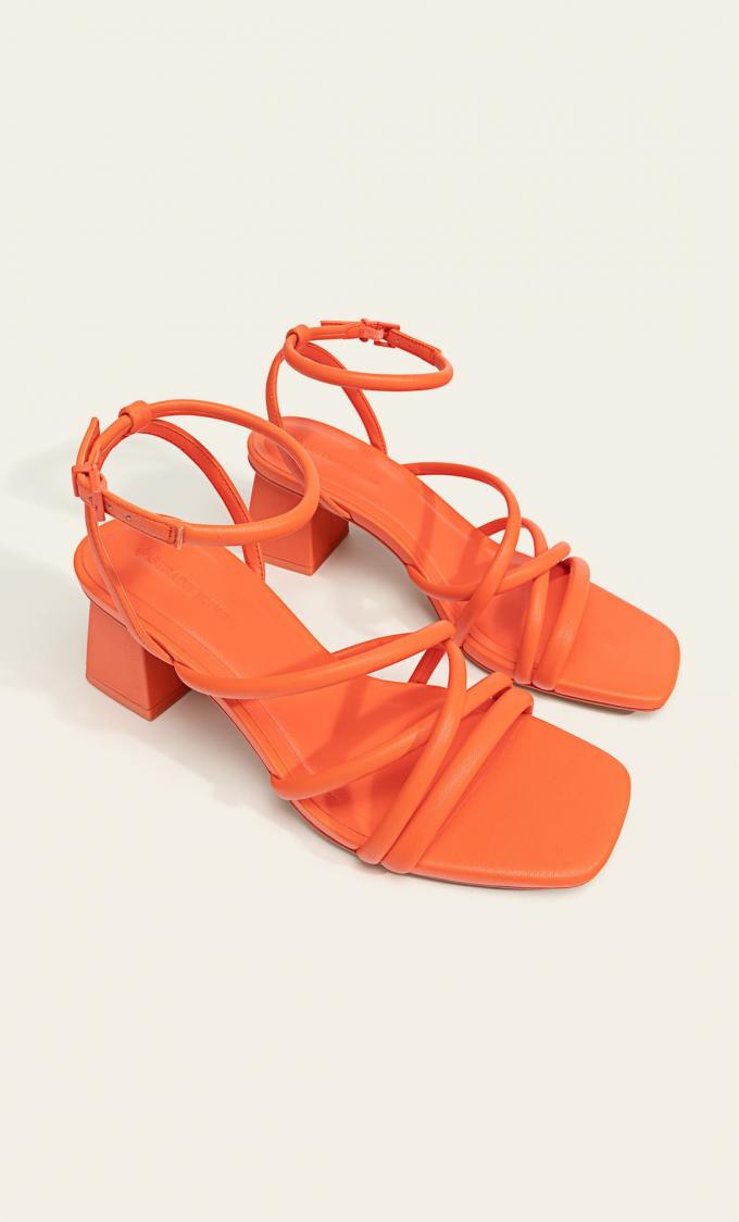 Les sandales oranges