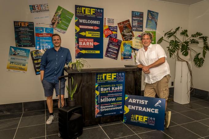 Bart Gunst (rechts) met zijn opvolger Koenraad Dekens tussen de TEF-affiches van de jongste jaren.