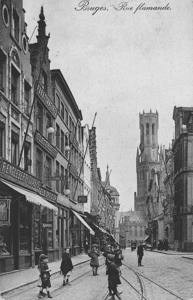 Op de foto van de Vlamingstraat in 1908 zien we links de winkel met het uithangbord van Carl Vogels.