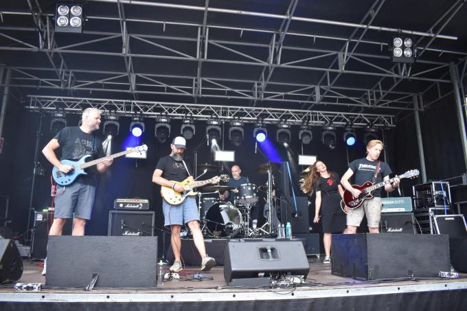 Lifecycle tijdens hun optreden op Ieperfest 2023 met v.l.n.r. Jurgen Degryse, Karel Deweerdt, Bjorn Lescouhier, Sofie Vantomme en Steve Noyelle. (Foto TOGH)