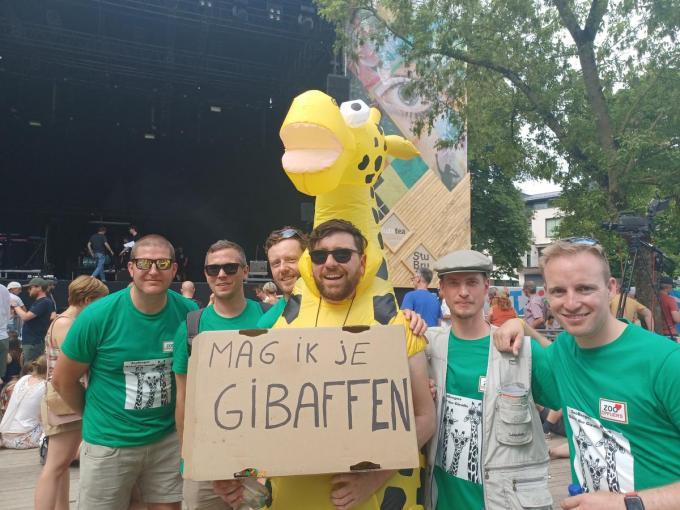 De vrienden van Yorick hadden hem in een opblaaskostuum van een giraf gestoken als opdracht voor zijn vrijgezellen.