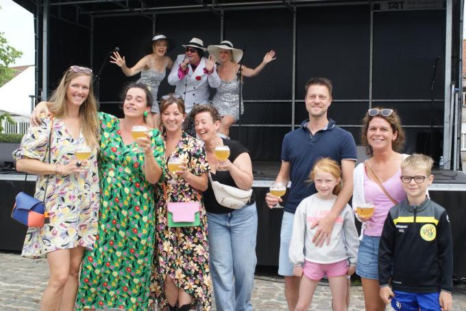 Dankzij lookalike Freddy Wally en z’n Waletten leek Eddy Wally weer even onsterfelijk. We zien de vriendinnen Ann Noez uit Leisele, Annelies Saubain uit Leisele, Julie Allemeesch uit Pollinkhove en Els Tollenaere uit Lokeren, naast het gezin van Pieter Rombaut, Mieke De Brabander en de kindjes Vic en Alice uit Veurne. “Proficiat aan de organisatie”, klinkt het unaniem.