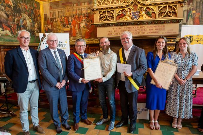 Heinz Van Roye van horecazaak AmuZand won de Goeiendagprijs. We herkennen hem met baard tussen Jan D'Hondt, Pol Van Den Driessche, Dirk De fauw, Nico Blontrock en vertegenwoordigers van Taalvaart en Bakje Trost.