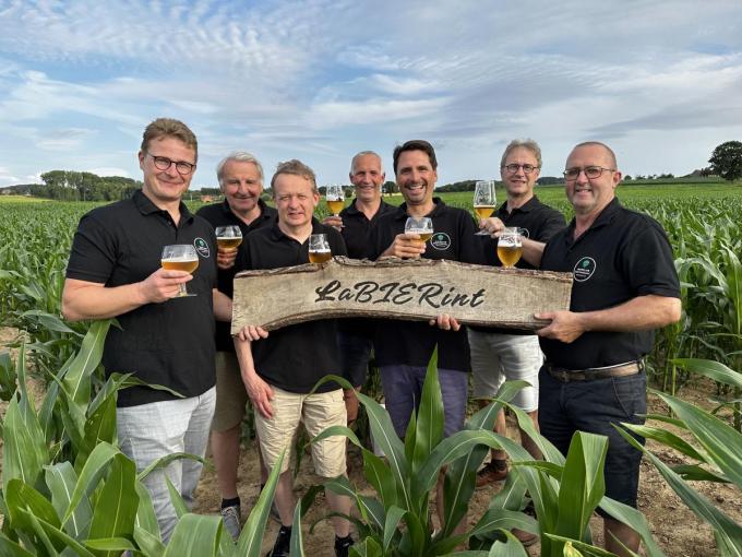 Op de foto zien we Filip Covemaeker, Guido Braem, Roel Paesschesoone, voorzitter Bart Decrock, Stijn Grymonpré, Didier Clarisse en Luc Landuyt.