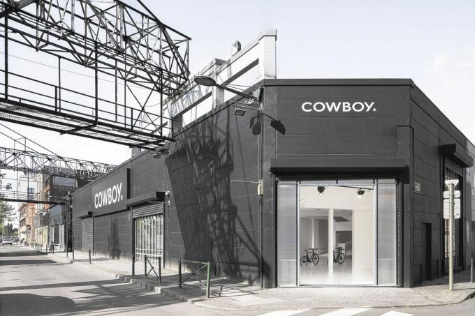 Le flagship store bruxellois, situé le long du canal à Molenbeek. A côté de ses magasins vitrines, Cowboy assure l’après-vente via toute une série de partenaires commerciaux situés ici et là.