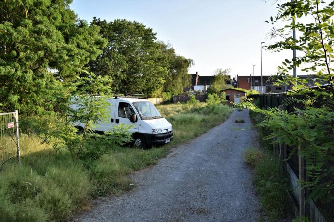 De buren vrezen voor extra parkeerdruk, verkeersoverlast en de wijziging van het groene karakter van de wijk.