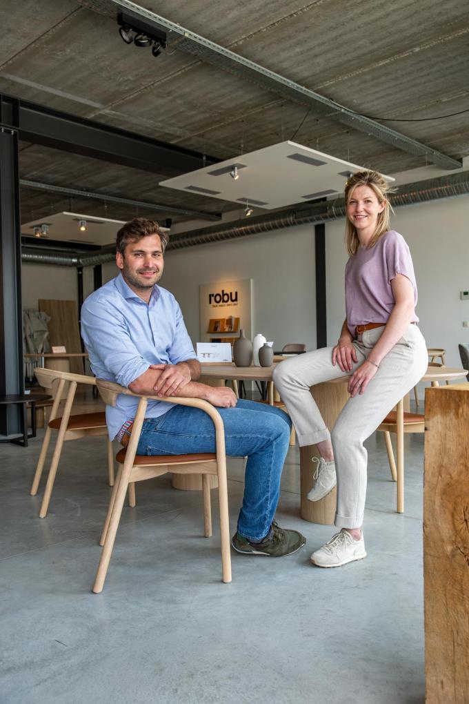 Michaël Deslypere en Charlotte Vanden Berghe op de Robu-stoelen en tafel die werden ontworpen door Lieven Vanden Berghe. (foto Kurt)