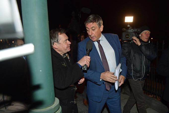 Een foto uit 2018: minister Jan Jambon wordt aan de tand gevoeld door Johny.