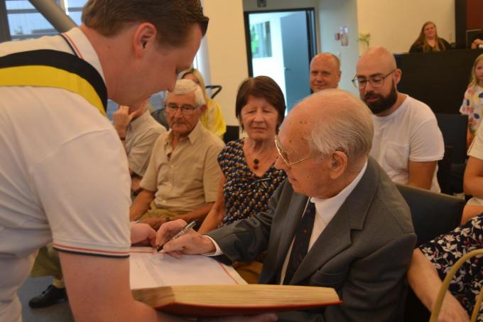 Michel ondertekende als eerste het guldenboek.