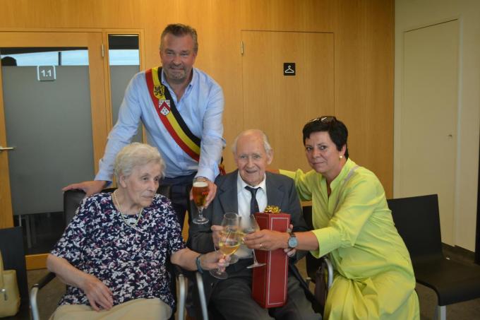 Het albasten echtpaar met burgemeester Croes en ereschepen Accou.