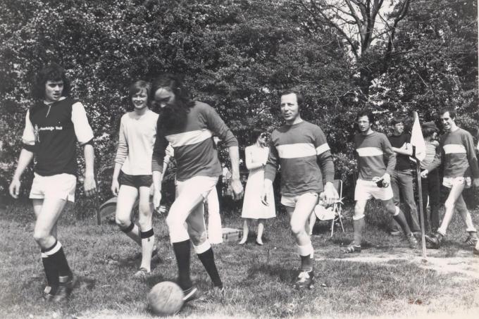 De voetbalwedstrijd tussen Harlekijn en de artiesten. Helemaal rechts herken je Raymond van het Groenewoud.