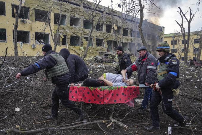 De aangrijpende winnende foto ‘The Siege of Mariupol’.