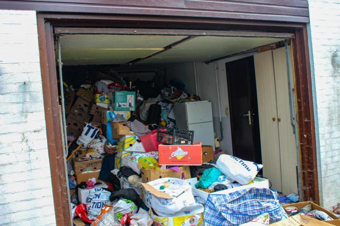 De garage was tot het plafond volgestouwd met dozen.