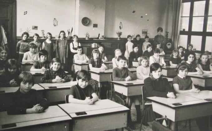 Op deze foto van het vijfde leerjaar in Bissegem bij juf Annie Deryckere zit Martine Tanghe, goed herkenbaar, rechts op de tweede bank (met lange haren).