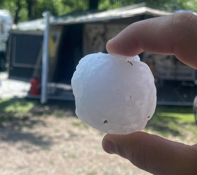 De hagelbollen waren zo groot als tennisballen.