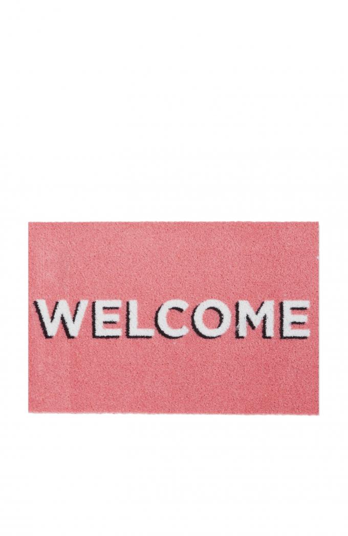 Roze deurmat met opschrift ‘Welcome’ 