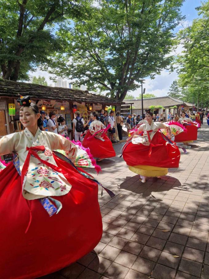 Tijdens het pre-kamp staat er al heel wat op het programma: de hoofdstad verkennen, een uitstap naar de grens met Noord-Korea en het bezoeken van enkele tempels in het land.