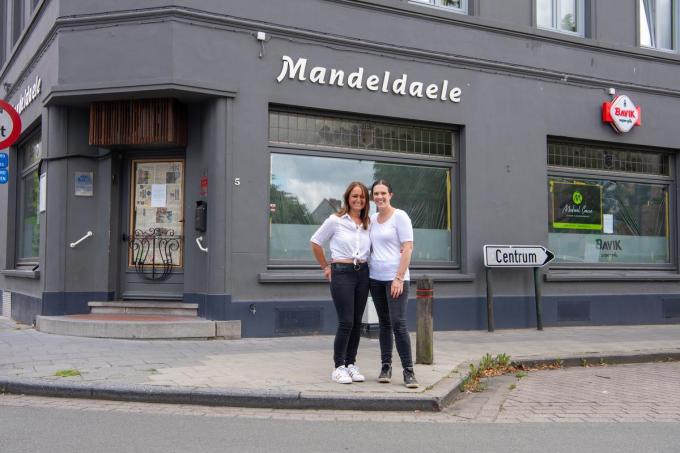 Joyce Naeyaert (rechts) neemt de uitbating van café Mandeldaele voor haar rekening. Natascha Decaestecker die voorheen al in de zaak werkte, blijft ook aan boord. Samen willen ze er een vaste waarde van maken op in het centrum van Emelgem.