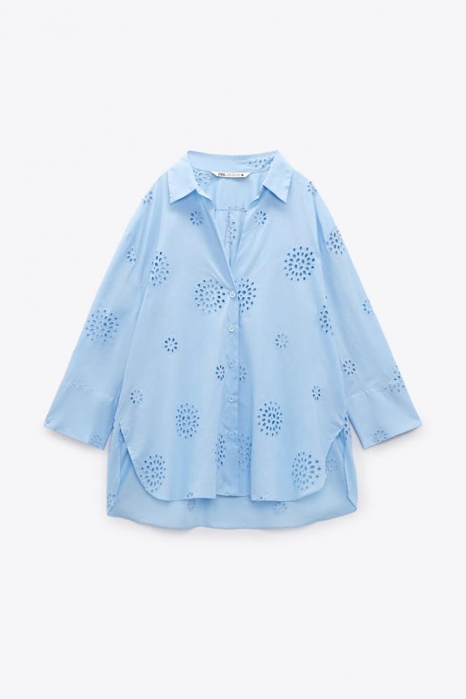 Blauwe blouse met opengewerkte borduursels