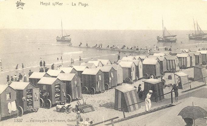 Het strand in Heist met visserssloepen. Na de opening van de haven van Zeebrugge in 1907 verhuisden de vissersboten naar Zeebrugge. (Circa 1900)