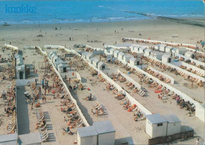 Stranduitbatingen op het Albertstrand in Knokke, circa 1960.