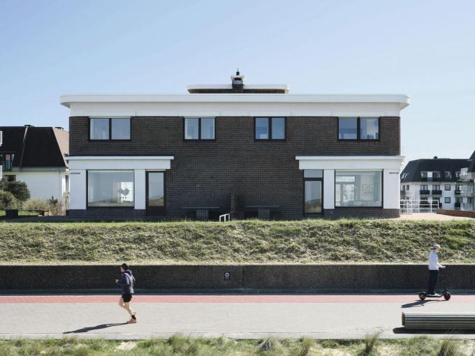 Op de Knokse Zeedijk valt de dubbelvilla op met haar kenmerkende afgeronde hoeken en platdak.