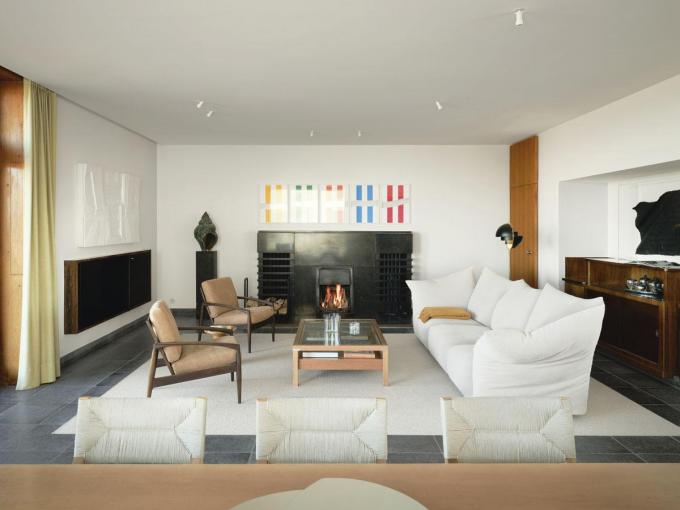 Marie-Christine en Bruno verzamelen kunst. Boven de originele open haard van zwart marmer en staal herken je een werk van Daniel Buren, links een Wullok-sculptuur van Stief Desmet.