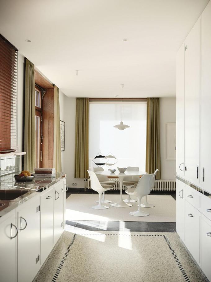 Aurélie Penneman de Bosscheyde ontwierp een open keuken in de sfeer van vroeger, met ruimte voor een ontbijthoek waar een PH5-hanglamp van Poul Henningsen voor Louis Poulsen boven een Tulip-set van Eero Saarinen voor Knoll hangt. Op de vensterbank staan twee sculpturen van de Knokse beeldhouwer Gilbert Decock.