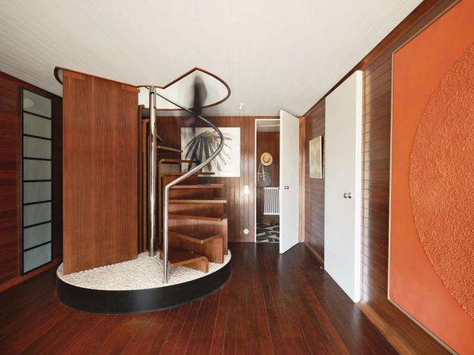 De inkomhal was niet altijd op de begane grond. Oorspronkelijk was daar de slaapkamer van de inwonende meid. In de jaren 60 werd de villa gemoderniseerd door De Coene. De draaitrap en de inkleding in sapelihoutfineer dateren uit die tijd.