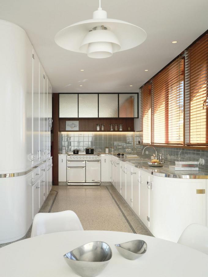 De afgeronde gevelhoeken van het huis werden in de nieuwe keuken herhaald. De kasten, geïnspireerd op de keuken van Villa Cavroix, zijn op maat gemaakt in samenwerking met Cubex. Het ontwerp van de vloer is geïnspireerd op de originele vloer van Villa Landing, een ander ontwerp van Van de Velde.